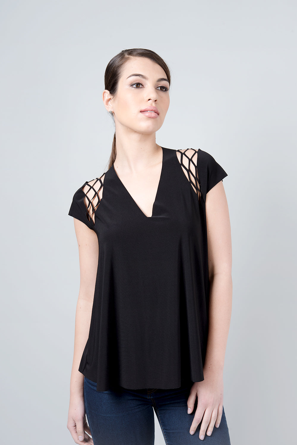 חולצת גמא - חולצה שחורה עם חיתוך מיוחד בכתף