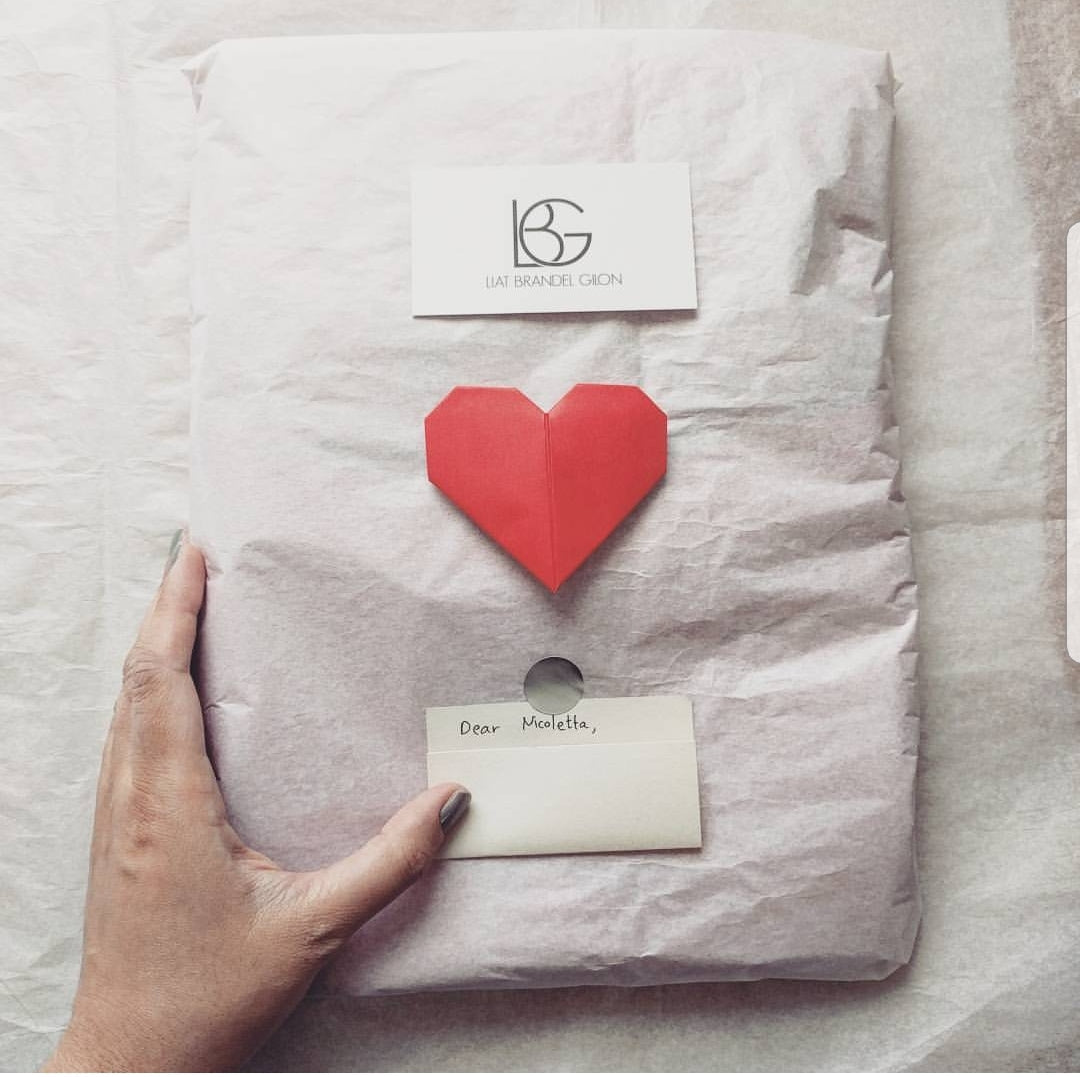 חולצת גמא - חולצה שחורה עם חיתוך מיוחד בכתף