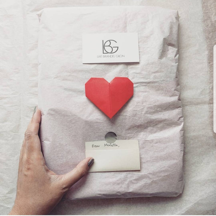 חולצת גמא - חולצה שחורה עם חיתוך מיוחד בכתף