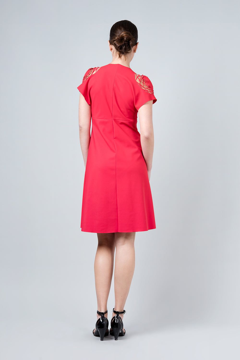 Delta dress - hexagonal cut in the shoulder
