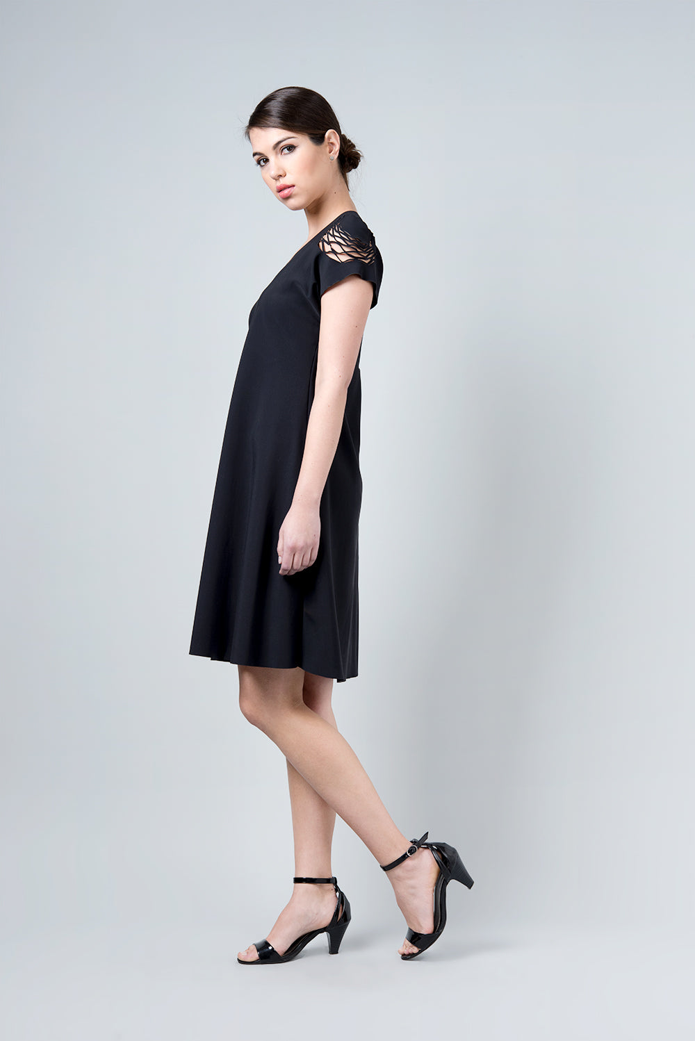 Delta dress - hexagonal cut in the shoulder