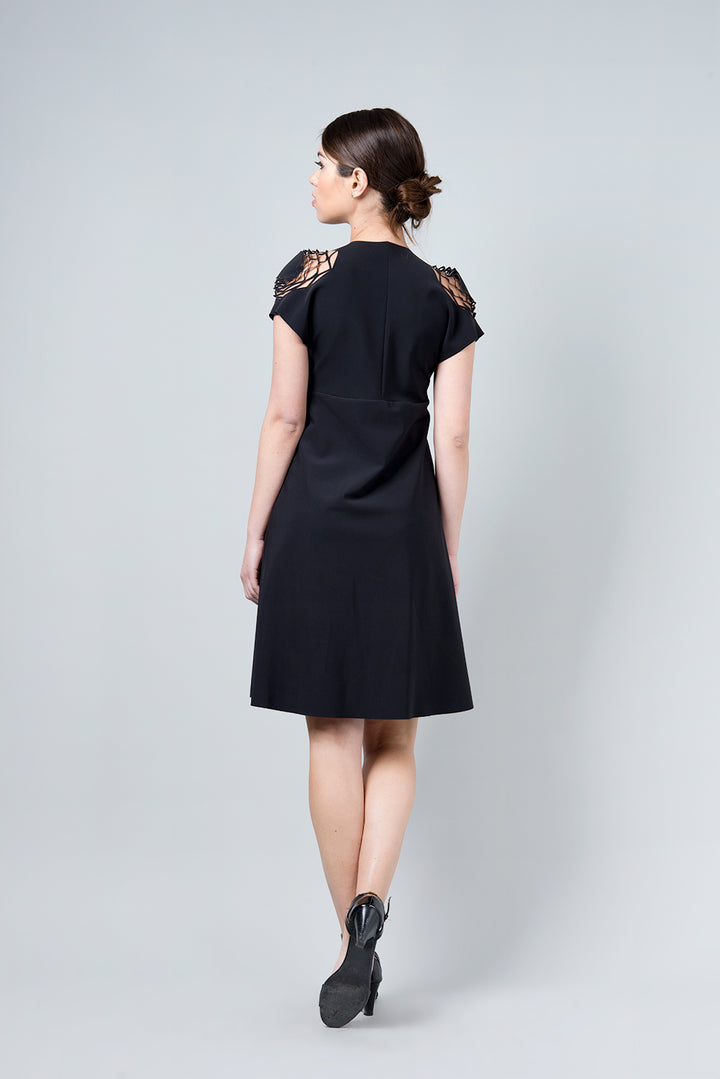 Delta dress - hexagonal cut in the shoulder
