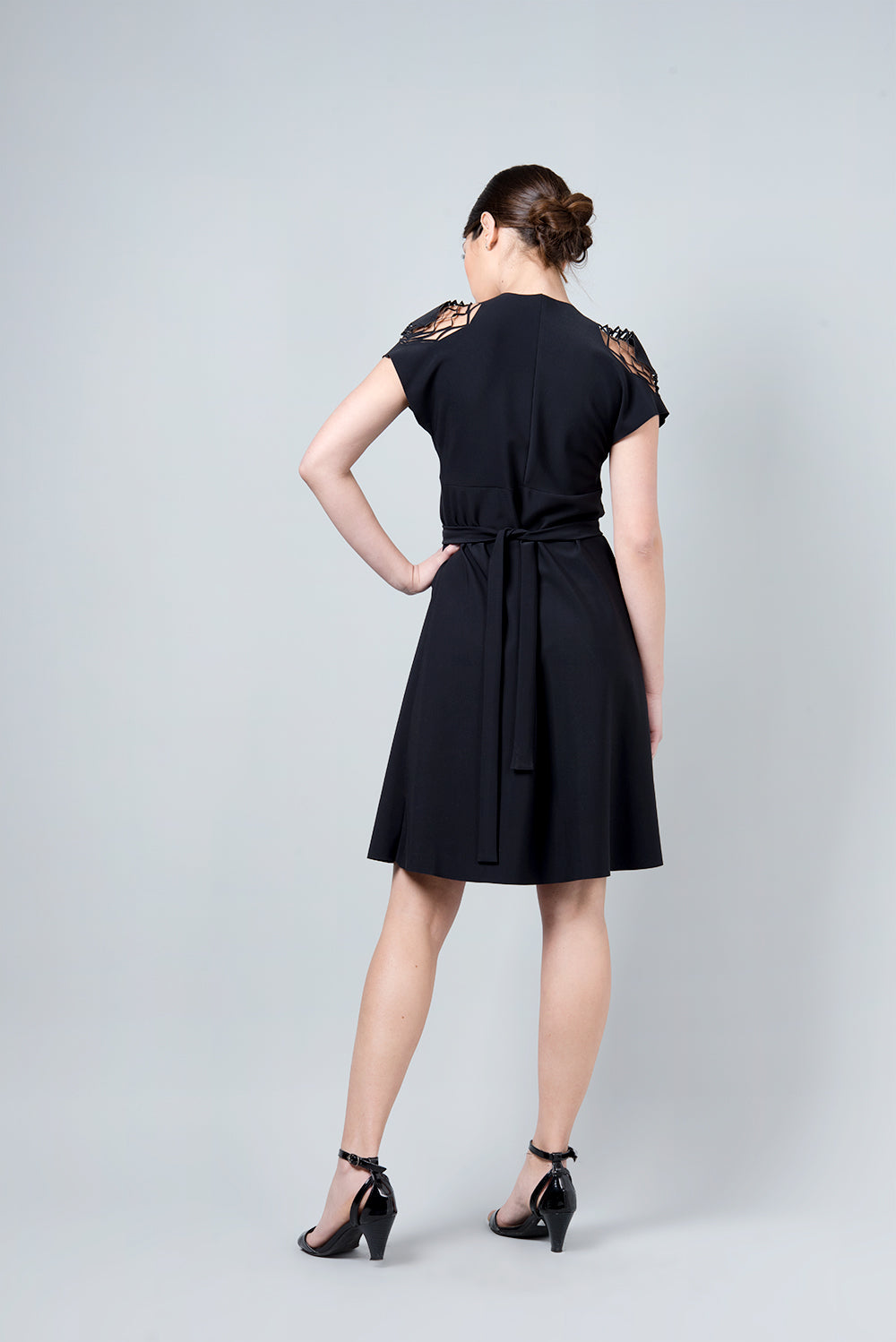 Delta dress - hexagonal cut in the shoulder